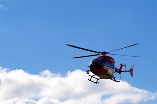 直升机天空飞蓝色航空飞机救援直升机救援背景图片